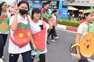 Thanh niên mang trang phục các loại trái cây chạy bộ đồng hành cùng lễ hội.