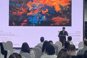 Một phiên đấu giá tác phẩm mỹ thuật tại Việt Nam. 