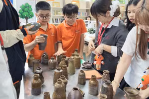 Các em nhỏ tham gia trải nghiệm làm nghề thủ công truyền thống. 