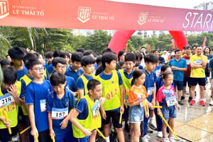 Phụ huynh và học sinh hào hứng tham gia giải chạy “Ngày hội gia đình học sinh Lý Thái Tổ”. 