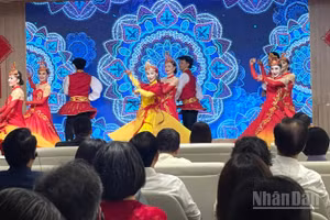 Tiết mục múa khai mạc chương trình. 