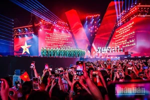 Chương trình nghệ thuật "Tổ quốc trong tim” diễn ra tại Sân vận động Quốc gia Mỹ Đình (Hà Nội) thu hút đông đảo khán giả. 