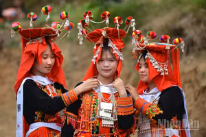 Trang phục cô dâu người Dao Tuyển tại bản Giao Chản, xã Khổng Lào, tỉnh Lai Châu. (Ảnh: VŨ LINH) 