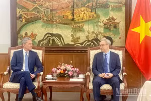 Thứ trưởng Văn hóa, Thể thao và Du lịch Phan Tâm tiếp ông Phil Nelson, Phó Chủ tịch điều hành, CNN International. 