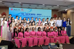 Thanh niên Việt Nam-Trung Quốc tham gia chương trình giao lưu văn hóa và ngôn ngữ. 