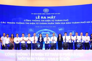 Các đại biểu dự lễ ra mắt Cổng thông tin điện tử thành phố và các trang thông tin thành phần. 