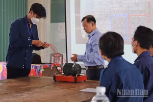 Giáo viên Trường cao đẳng Tiền Giang cho sinh viên ngành điện thực tập.