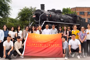 Đoàn thanh niên Việt-Trung chụp ảnh lưu niệm tại Khu trưng bày lịch sử công nghiệp 1958 Tam Minh, tỉnh Phúc Kiến, Trung Quốc.