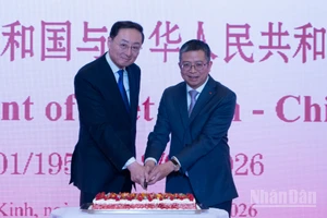 Thứ trưởng Ngoại giao Tôn Vệ Đông và Đại sứ Phạm Thanh Bình thực hiện nghi thức cắt bánh gato.