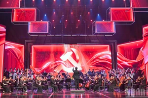 Dàn nhạc giao hưởng mặt trời biểu diễn trong chương trình nghệ thuật đặc biệt “Vững bước dưới cờ Đảng quang vinh”.