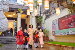 Người dân phố cổ Hà Nội cảm nhận hương vị Tết xưa tại đình Kim Ngân (Hà Nội).