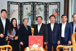 Đồng chí Trịnh Văn Quyết, Ủy viên Bộ Chính trị, Bí thư Trung ương Đảng, Trưởng Ban Tuyên giáo và Dân vận Trung ương thăm, chúc Tết gia đình Tổng Bí thư Nguyễn Phú Trọng. (Ảnh: PHẠM CƯỜNG)