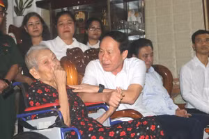 Nữ Anh hùng lực lượng vũ trang nhân dân Kăn Lịch bày tỏ xúc động khi Phó Thủ tướng Lê Tiến Châu đến thăm hỏi, tặng quà động viên.