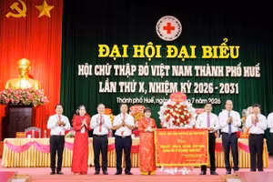 Thành ủy, Hội đồng nhân dân, Ủy ban nhân dân và Ủy ban Mặt trận Tổ quốc Việt Nam thành phố đã trao tặng Đại hội bức trướng mang dòng chữ: "Đoàn kết-Nhân ái-Đổi mới-Phát triển-Chung sức vì sự nghiệp nhân đạo".