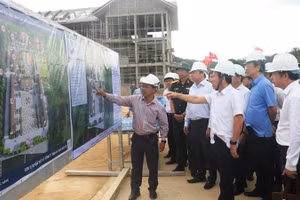 Phó Thủ tướng Lê Tiến Châu kiểm tra tiến độ thi công trên công trường Trường phổ thông nội trú liên cấp tại A Lưới 4.