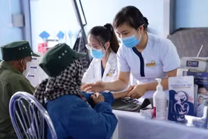 Các y, bác sĩ trực tiếp thăm khám và tư vấn sức khỏe cho người dân trên địa bàn xã A Lưới 4.