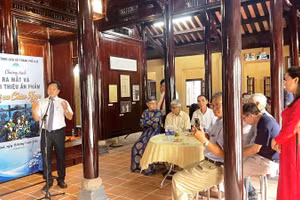 Bảo tàng Lịch sử thành phố Huế vừa phối hợp Câu lạc bộ Ca Huế Thính Phòng tổ chức buổi giới thiệu tập sách “Lời ca châu ngọc” do nhà thơ Võ Quê sưu tầm, biên soạn.