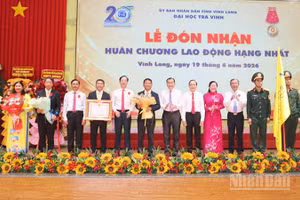 Thừa ủy quyền Chủ tịch nước, lãnh đạo Tỉnh ủy Vĩnh Long trao tặng Huân chương Lao động hạng Nhất cho Đại học Trà Vinh.
