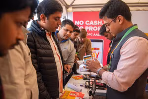 Người dân Ấn Độ liên kết số Aadhaar của mình với tài khoản ngân hàng để phục vụ thanh toán trực tuyến. 