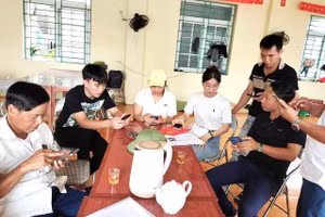 Tổ công tác xã Đại Xuyên xuống địa bàn, cùng người dân cập nhật dữ liệu đất đai. Ảnh: Anh Tuấn