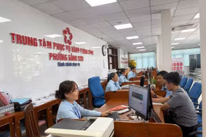 Dù triển khai dịch vụ công trực tuyến, người dân vẫn phải mất nhiều lượt đi lại trực tiếp mới hoàn tất khâu nộp hồ sơ. 