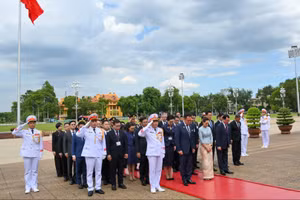 Thủ tướng Thái Lan Anutin Charnvirakul cùng Đoàn đại biểu cấp cao tưởng niệm Chủ tịch Hồ Chí Minh.