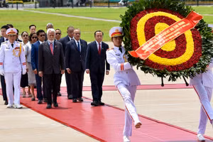Thủ tướng Timor-Leste Kay Rala Xanana Gusmao đến đặt vòng hoa và vào Lăng viếng Chủ tịch Hồ Chí Minh.