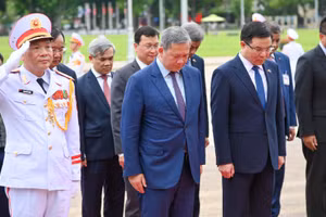 Thủ tướng Campuchia Samdech Moha Borvor Thipadei Hun Manet cùng Đoàn đại biểu cấp cao tưởng niệm Chủ tịch Hồ Chí Minh.