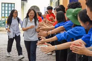 Nụ cười rạng rỡ trên môi các sĩ tử sau khi hoàn thành 2 ngày thi.