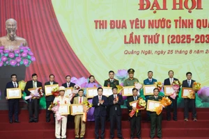 Lãnh đạo Ủy ban nhân dân tỉnh Quảng Ngãi trao Bằng khen tôn vinh các tập thể, cá nhân điển hình tiên tiến, đạt nhiều thành tích xuất sắc trong phong trào thi đua yêu nước giai đoạn 2020-2025. 