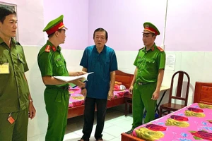 Công an tỉnh Vĩnh Long kiểm tra cơ sở kinh doanh lưu trú trên địa bàn xã Giao Long.