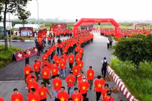 Cán bộ chiến sĩ, công chức, viên chức, học sinh, sinh viên, người lao động và nhân dân trên địa bàn tỉnh Tây Ninh đi bộ “Cùng việt nam tiến bước”.