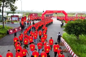 Cán bộ chiến sĩ, công chức, viên chức, học sinh, sinh viên, người lao động và nhân dân trên địa bàn tỉnh Tây Ninh đi bộ “Cùng việt nam tiến bước”.