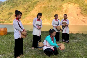 Nghệ nhân Lò Thị Chướng hướng dẫn Đội văn nghệ bản Nậm Sảo 1 tập luyện điệu múa truyền thống.