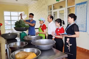 Trường mầm non A Vạn Phúc, xã Nam Phù giám sát bữa ăn bán trú. 