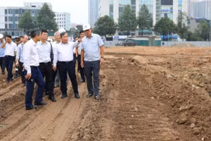 Chủ tịch Ủy ban nhân dân thành phố Hà Nội Vũ Đại Thắng kiểm tra công trình chống ngập hồ đầu mối Mễ Trì (hồ Đồng Bông 2). 