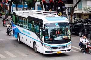 Xe kinh doanh vận tải hành khách theo hợp đồng hoạt động tại Hà Nội. 