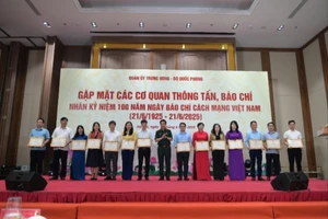 Trao tặng Bằng khen các tập thể, cá nhân có nhiều thành tích xuất sắc trong công tác tuyên truyền báo chí về nhiệm vụ quân sự-quốc phòng và xây dựng Quân đội nhân dân Việt Nam giai đoạn 2020-2025.