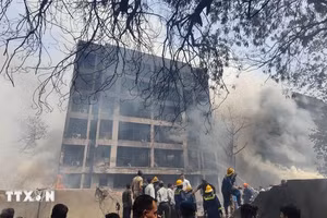 Lực lượng chức năng làm nhiệm vụ tại hiện trường máy bay Boeing 787-8 Dreamliner của Hãng Air India rơi trúng tòa nhà tại thành phố Ahmedabad, bang Gujarat (Ấn Độ) ngày 12/6/2025. (Ảnh: THX/TTXVN)