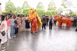 Đoàn du khách đến từ Indonesia thích thú xem biểu diễn múa lân tại Cảng Du thuyền Mỹ Tho.