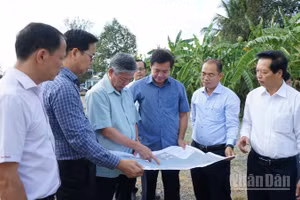 Đoàn công tác khảo sát dự án phía đông của tỉnh Đồng Tháp.