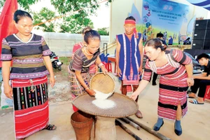 Đồng bào dân tộc Xtiêng ở xã Tân Hưng, tỉnh Đồng Nai giã gạo tại lễ mừng lúa mới.