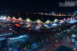 Chợ đầu mối nông sản thực phẩm Thủ Đức hoạt động tấp nập về đêm.