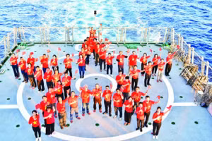 Đoàn kiều bào thăm quân và dân huyện đảo Trường Sa và Nhà giàn DK1, trên “Chuyến tàu Đại đoàn kết”. (Ảnh TTXVN)
