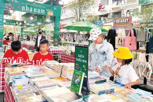 Bạn đọc tại Lễ hội Đường sách Thành phố Hồ Chí Minh. (Ảnh: MẠNH HẢO)