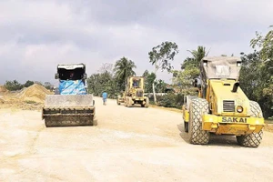 Thi công nút giao đường bộ ven biển qua xã Tân Tiến với tuyến đường đến khu công nghiệp Bỉm Sơn, tỉnh Thanh Hóa.