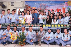 Người lao động Công ty Trách nhiệm hữu hạn Toto Việt Nam tham gia chương trình “Tết sum vầy” và Hội thi gói bánh chưng do Công đoàn công ty tổ chức. (Ảnh NGỌC ÁNH)