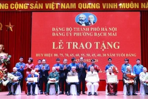 Đồng chí Chủ tịch Ủy ban nhân dân thành phố Hà Nội Vũ Đại Thắng và các đồng chí lãnh đạo phường Bạch Mai trao huy hiệu 80 năm, 75 năm, 70 năm tuổi Đảng tặng các đảng viên. (Ảnh: Đình Hiệp)