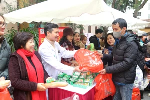 Phiên chợ 0 đồng tại chương trình “Xuân yêu thương, Tết sẻ chia”.