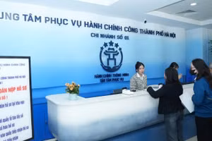 Người dân thực hiện thủ tục hành chính tại Trung tâm Phục vụ hành chính công thành phố Hà Nội.